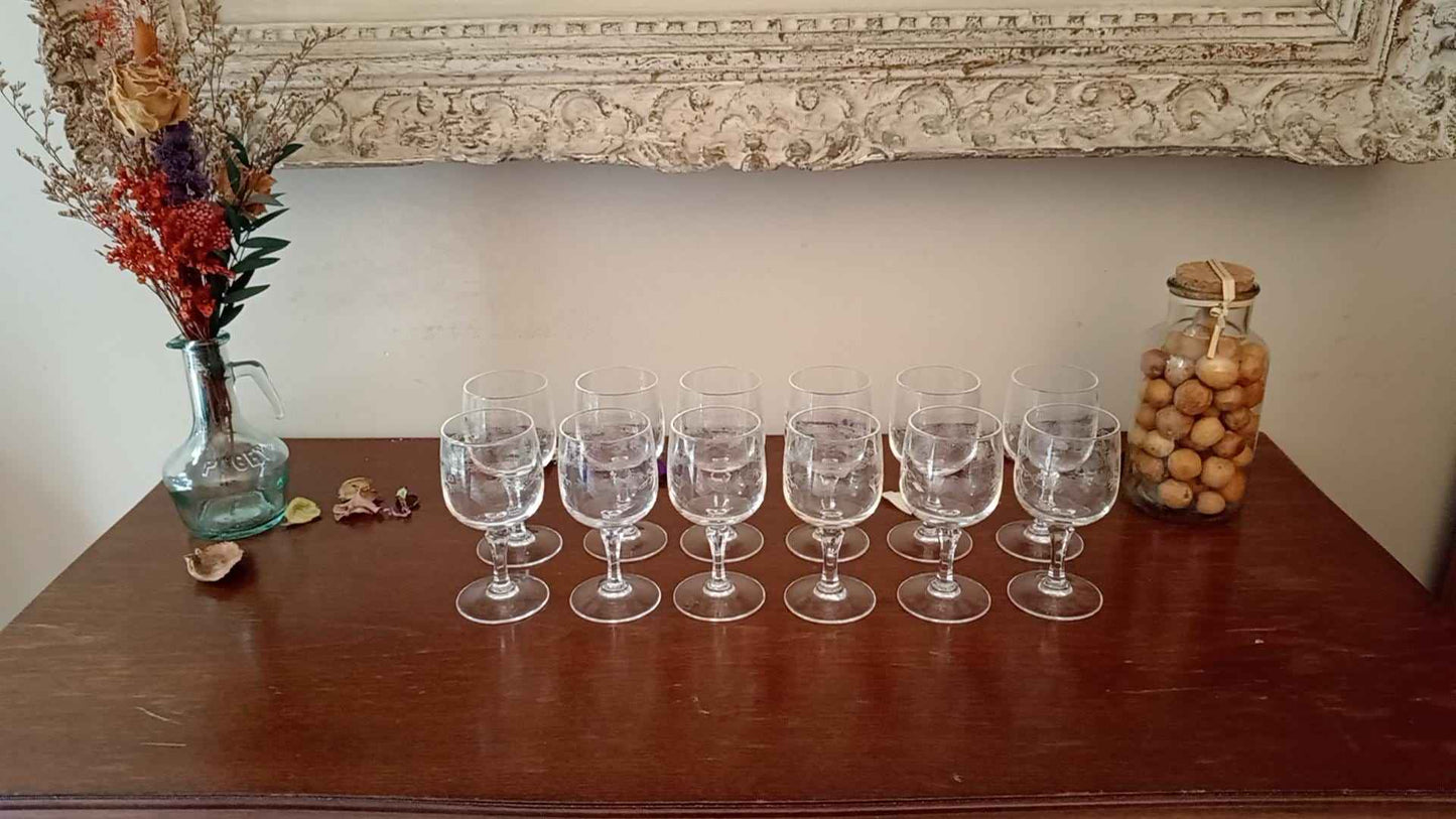 Lot de 12 verres à vin gravés cristal d'Arques modèle Matignon années 70