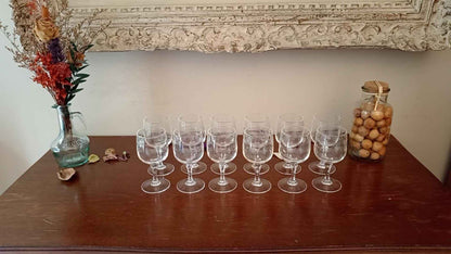 Lot de 12 verres à vin gravés cristal d'Arques modèle Matignon années 70