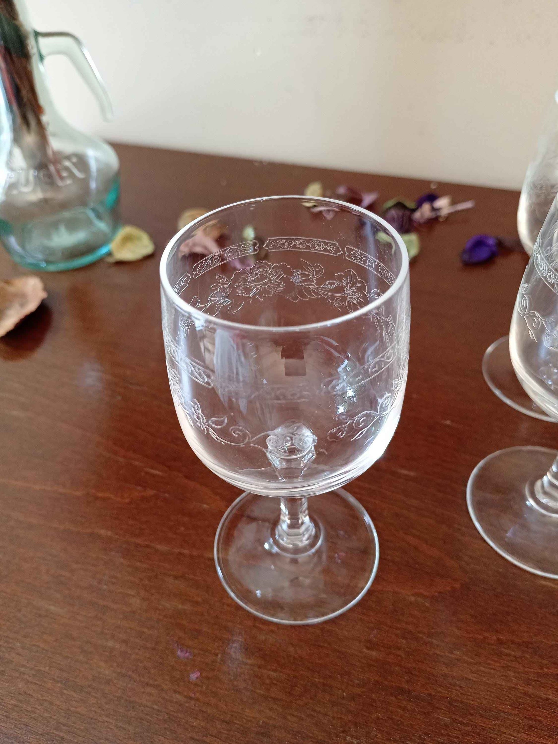 Lot de 12 verres à vin gravés cristal d'Arques modèle Matignon années 70