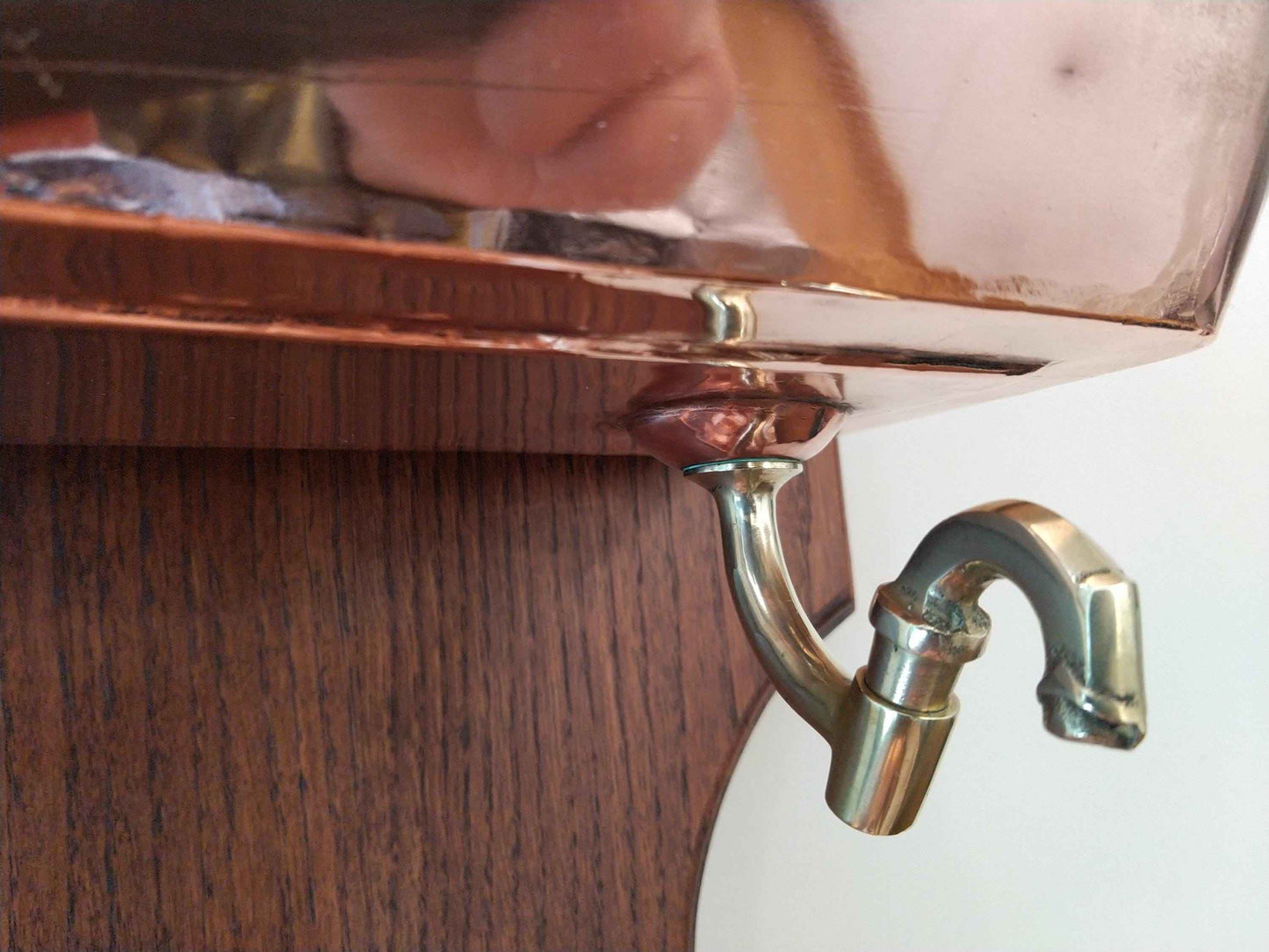 Fontaine en cuivre fleur de lys antique décorative, symbole de royauté française