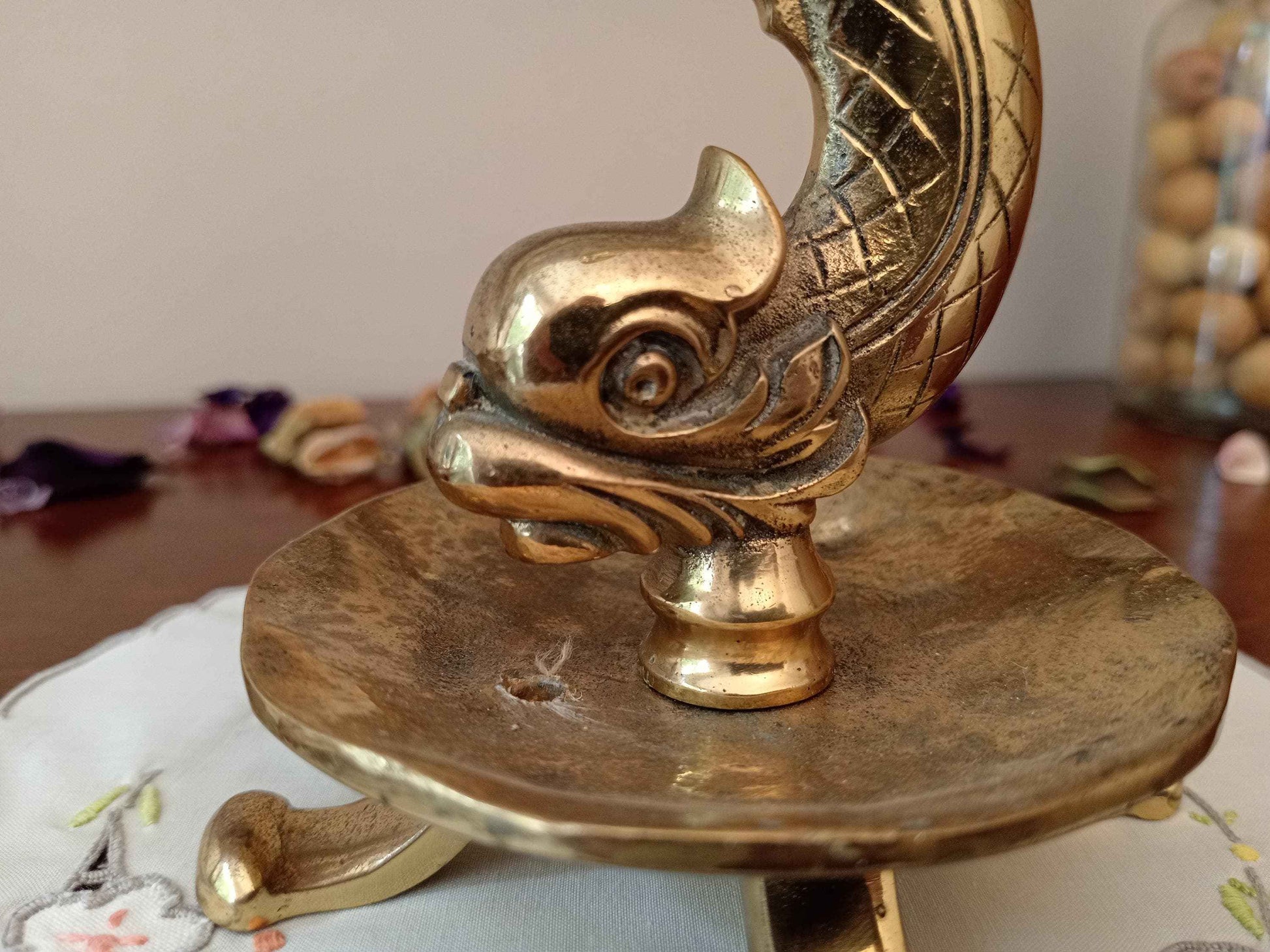 Paire de bougeoirs en bronze doré dauphins, style restauration française sculpté