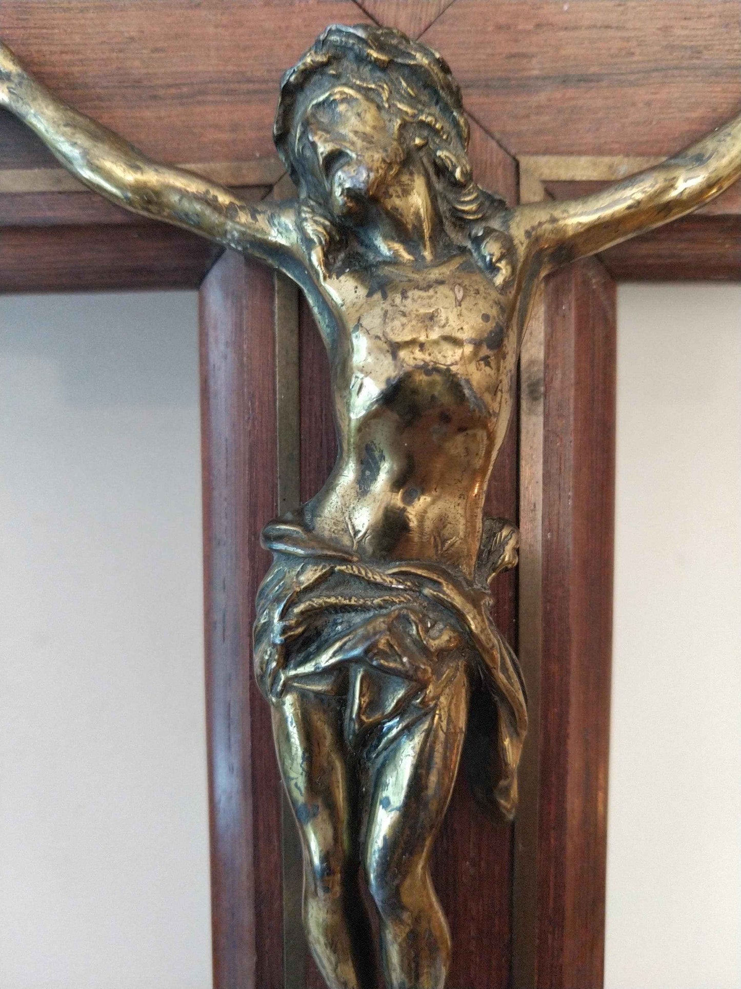 Crucifix ancien en bois et métal doré avec bénitier vintage des années 50