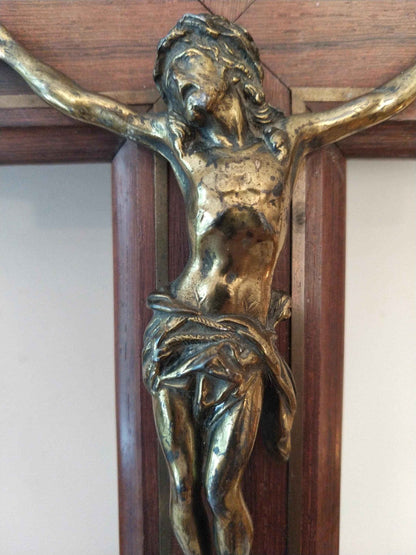 Crucifix ancien en bois et métal doré avec bénitier vintage des années 50