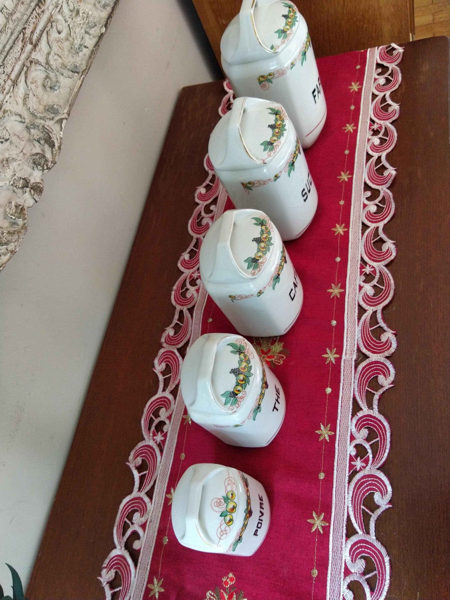 Ensemble de 6 pots à épices anciens en porcelaine avec décoration de pommes et raisins