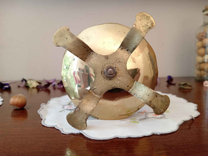 Paire de bougeoirs en bronze doré dauphins, style restauration française sculpté