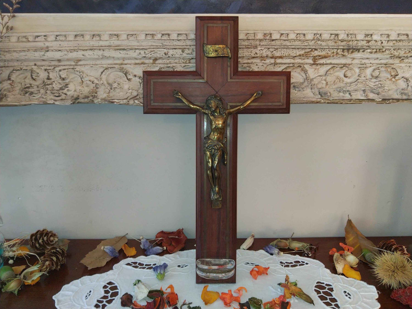 Crucifix ancien en bois et métal doré avec bénitier vintage des années 50