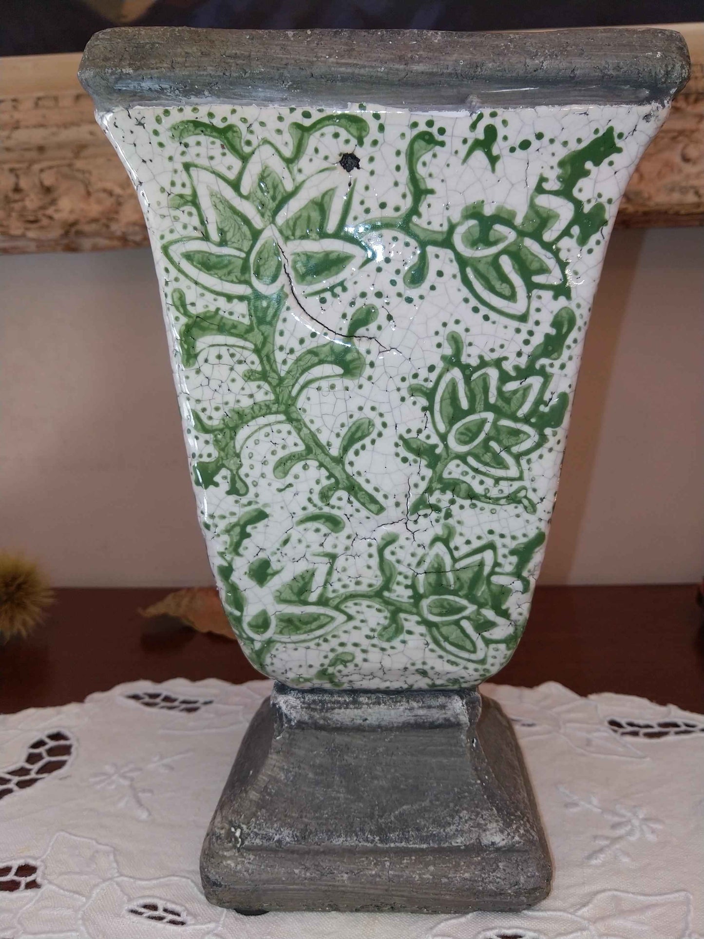 Vase ancien émaillé au style raffiné pour une décoration unique