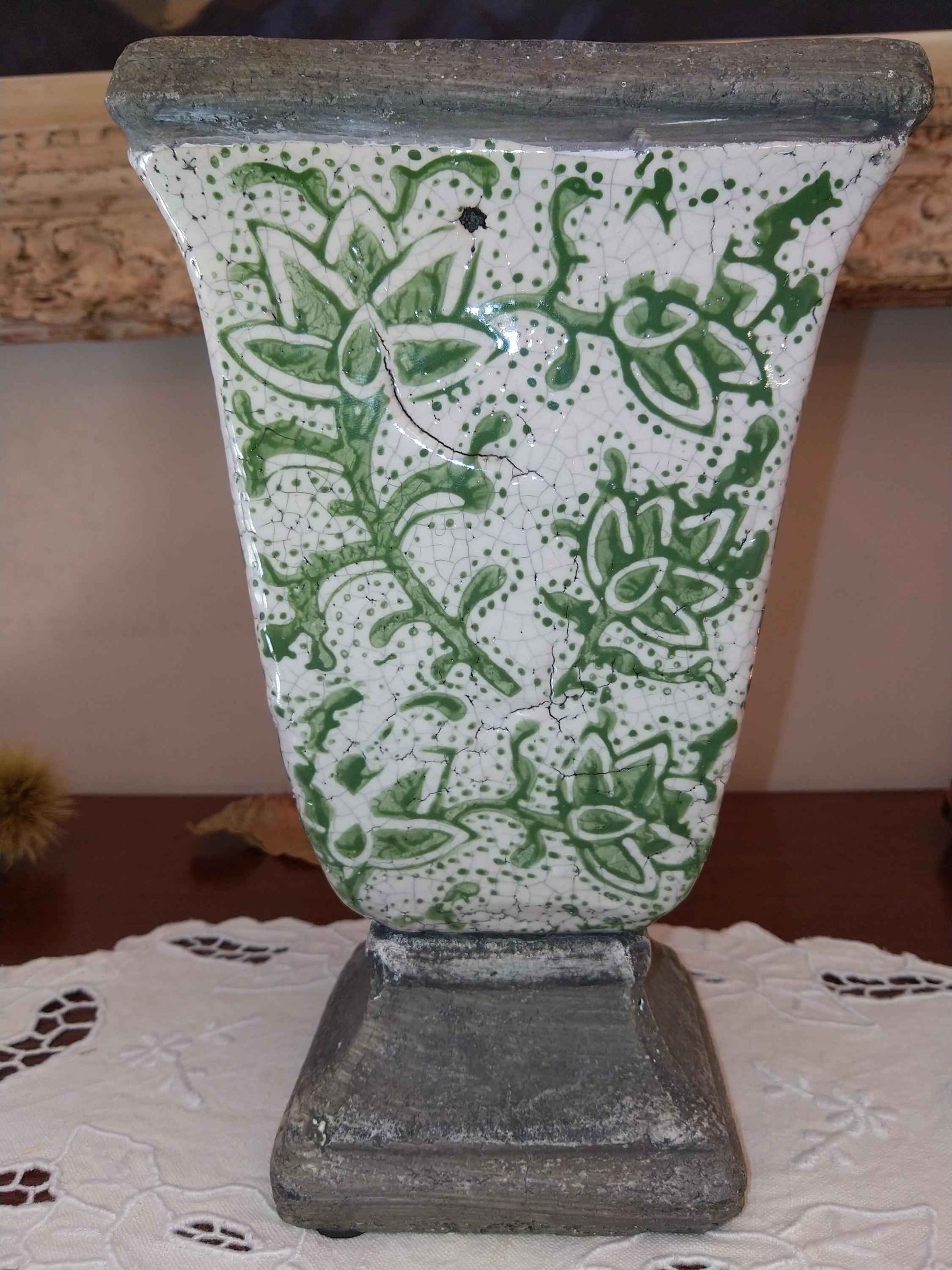 Vase ancien émaillé au style raffiné pour une décoration unique