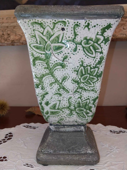Vase ancien émaillé au style raffiné pour une décoration unique