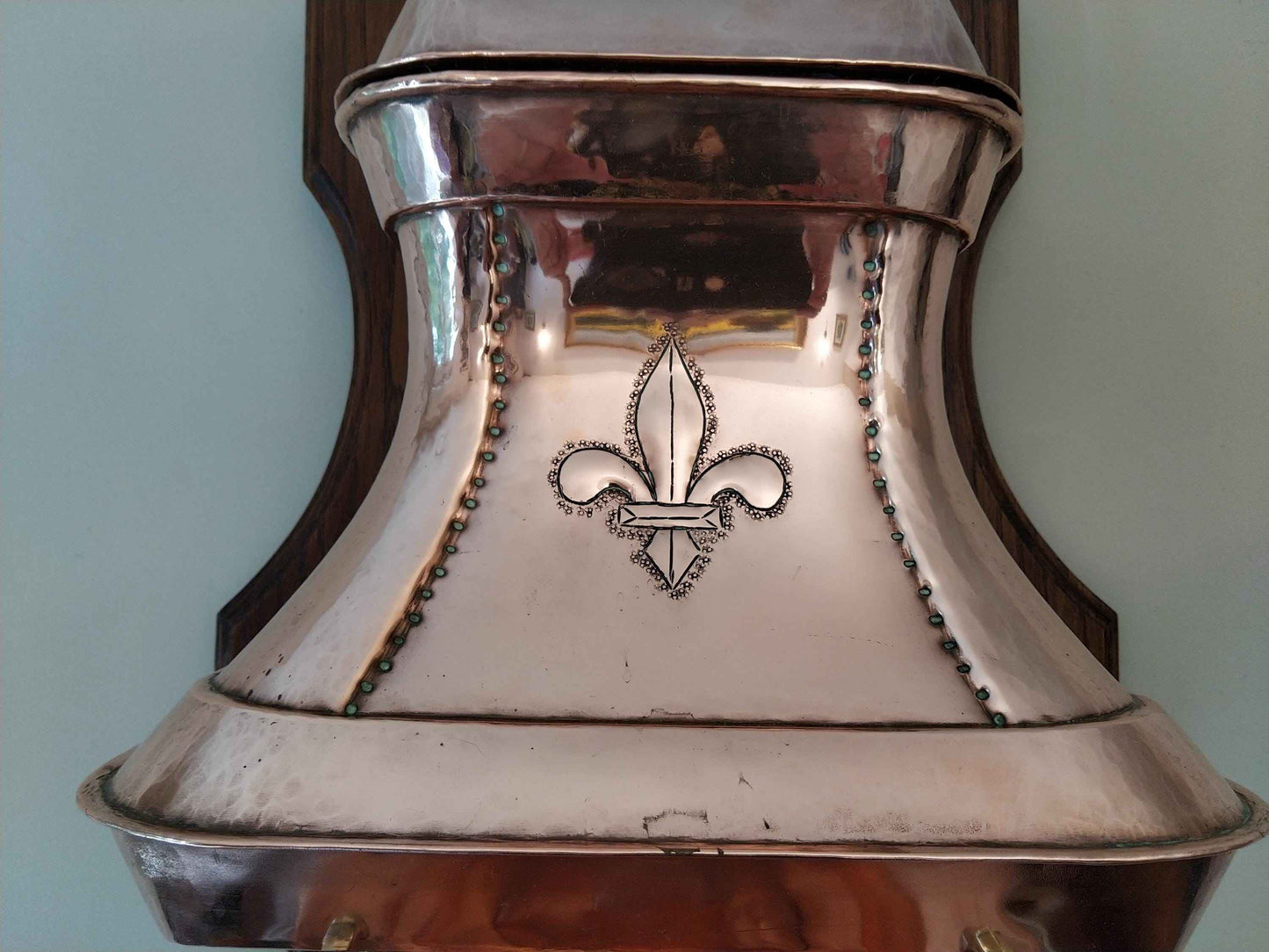 Fontaine en cuivre fleur de lys antique décorative, symbole de royauté française