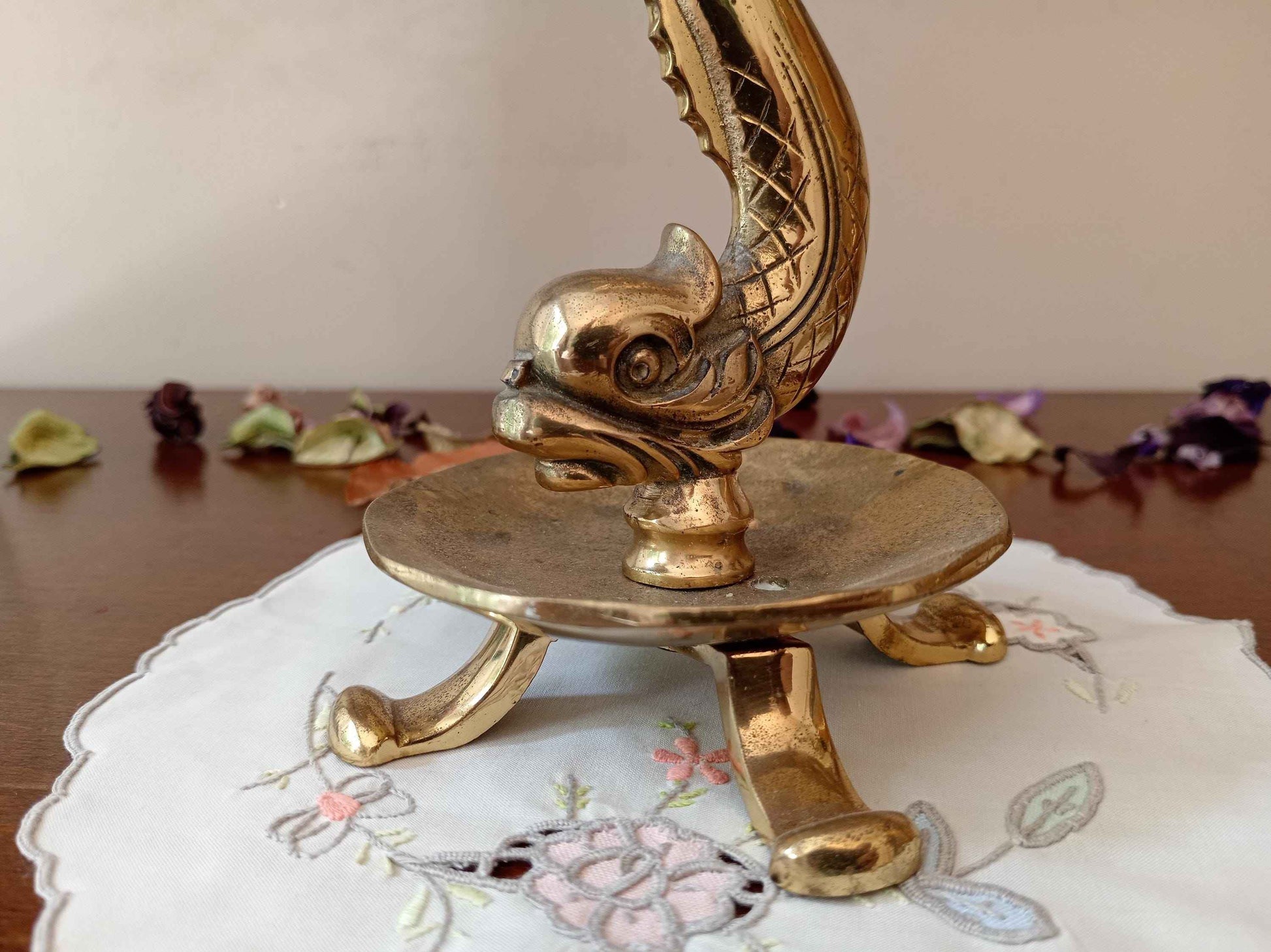 Paire de bougeoirs en bronze doré dauphins, style restauration française sculpté