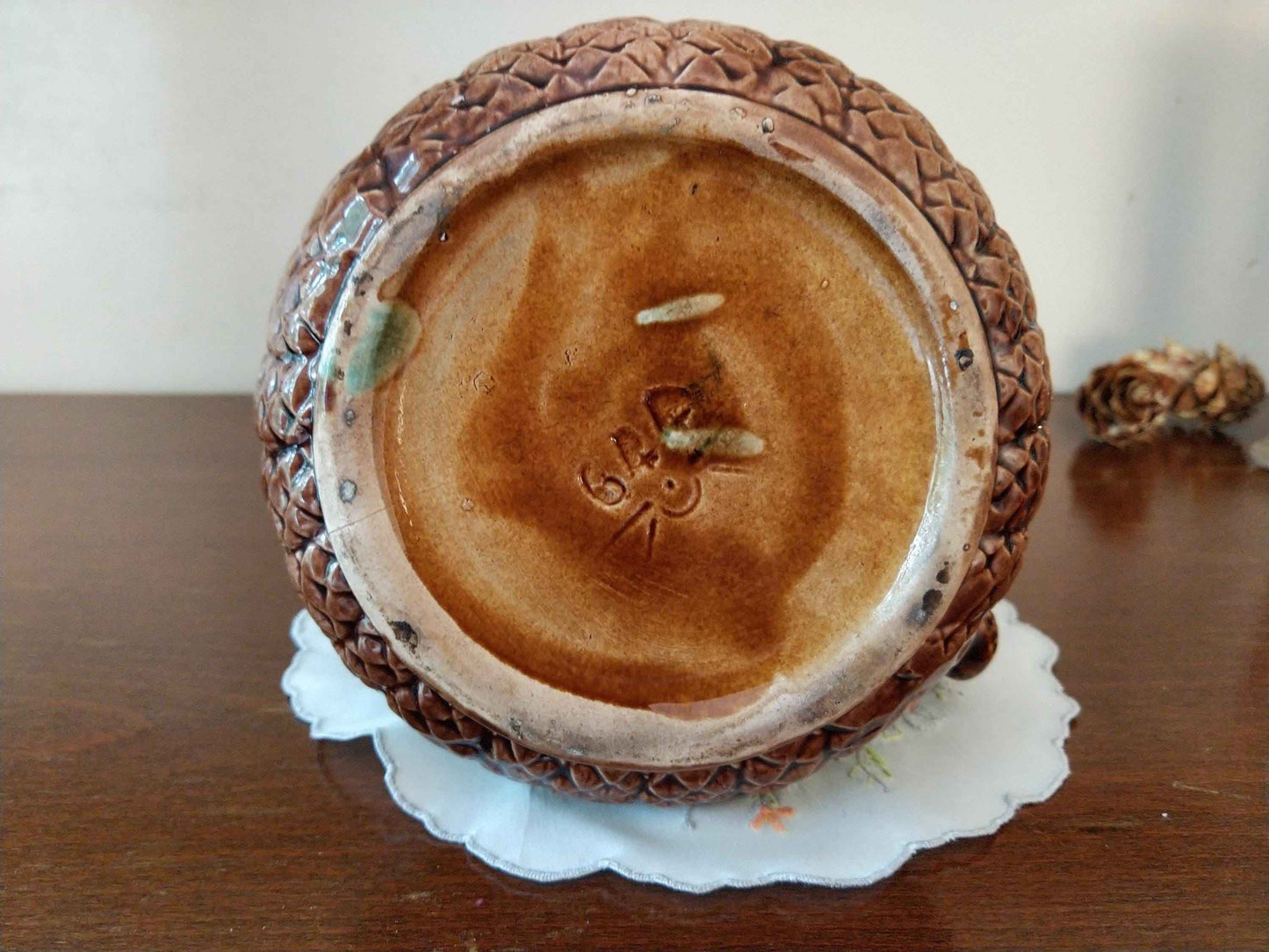 Pichet barbotine 19ème siècle avec décor de pomme de sapin - Carafe ancienne en céramique artisanale