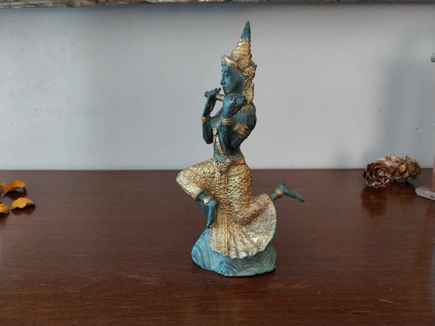 Statue de Prince Pra Apai Manee en bronze véritable avec patine verte antique