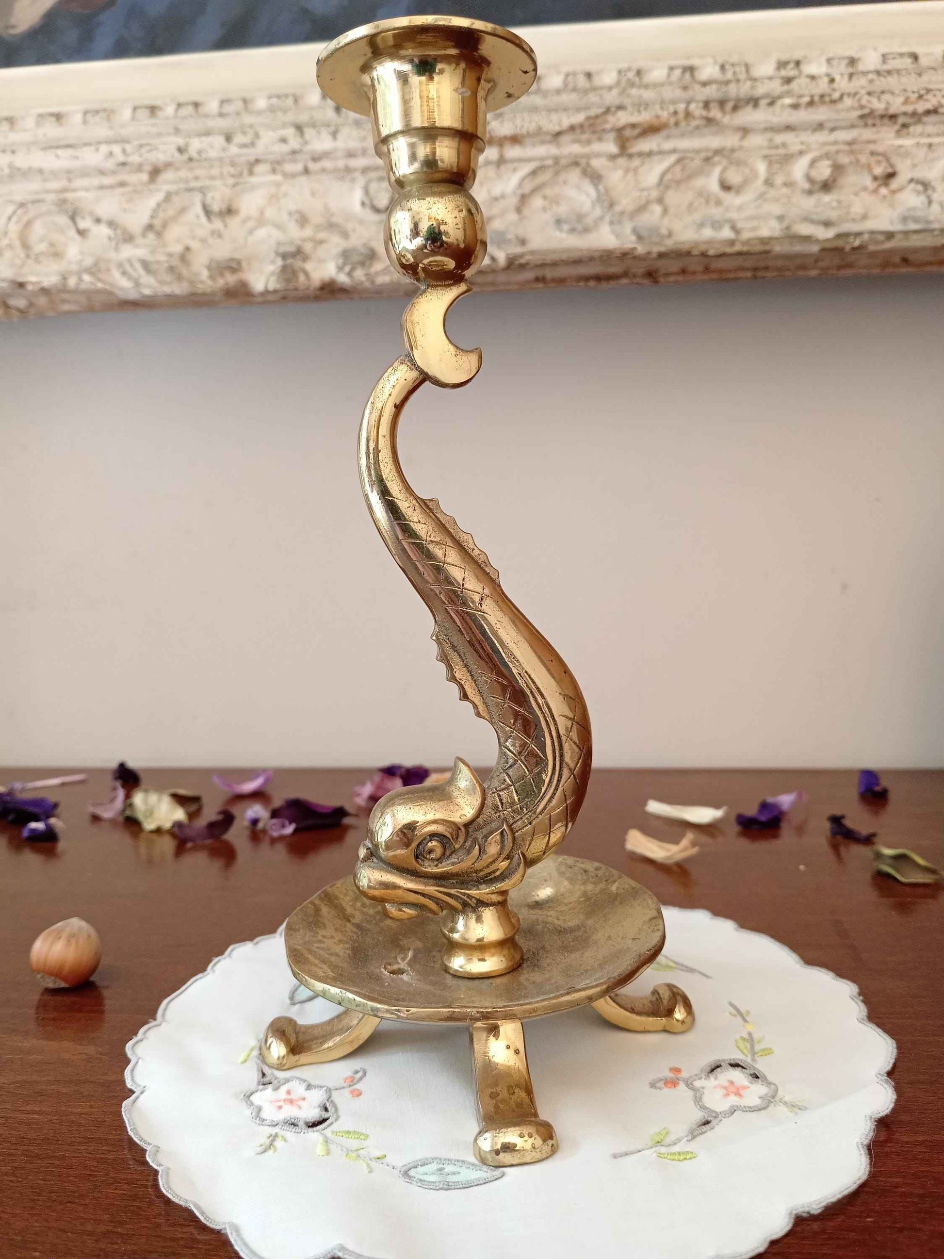 Paire de bougeoirs en bronze doré dauphins, style restauration française sculpté