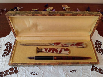 Set d'écriture vintage années 1930 : stylo plume, ouvre lettre et cachet à la cire