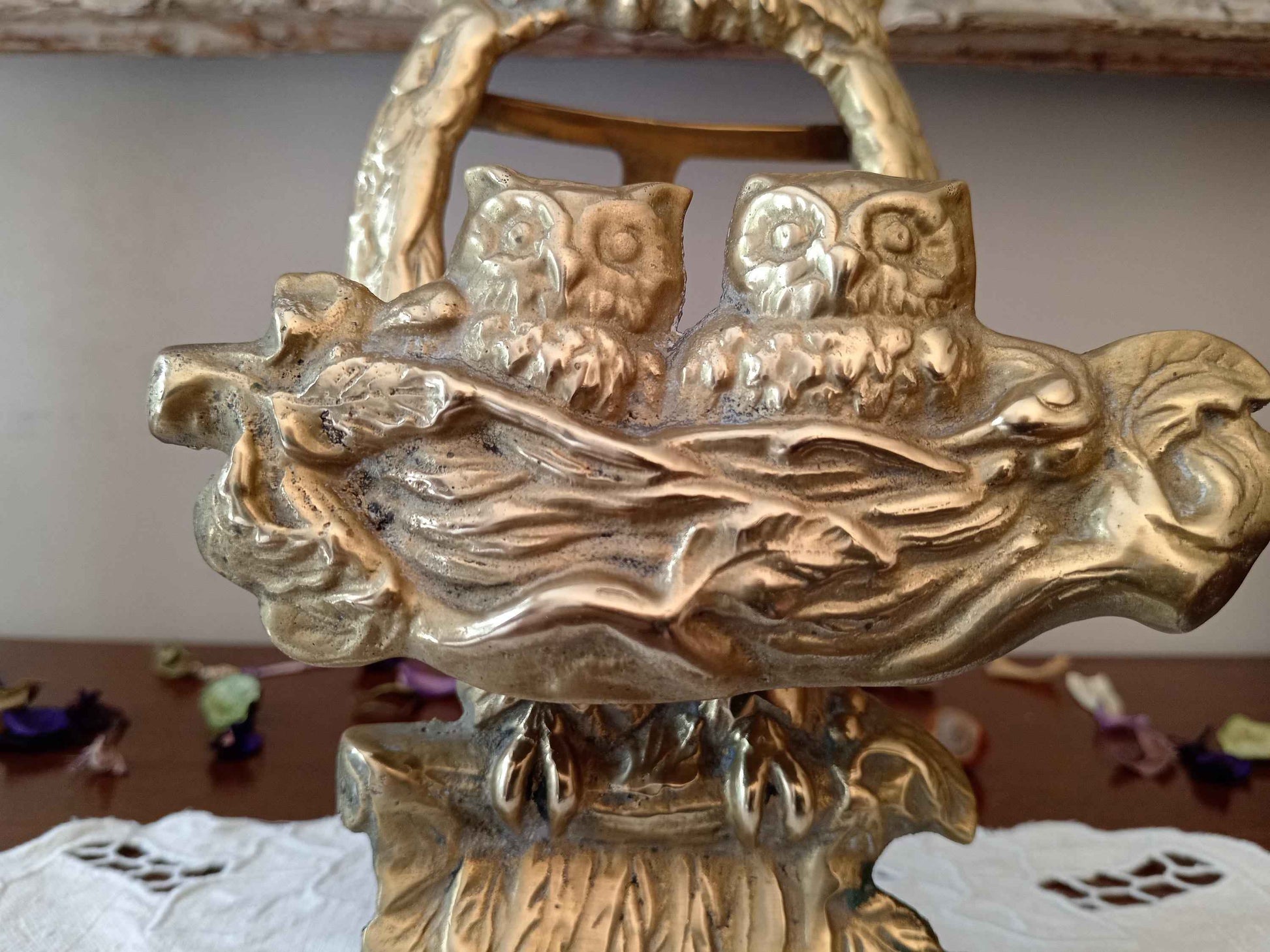 Porte lettre chouette bronze vintage avec décor de chouette et ses petits, milieu 20ème