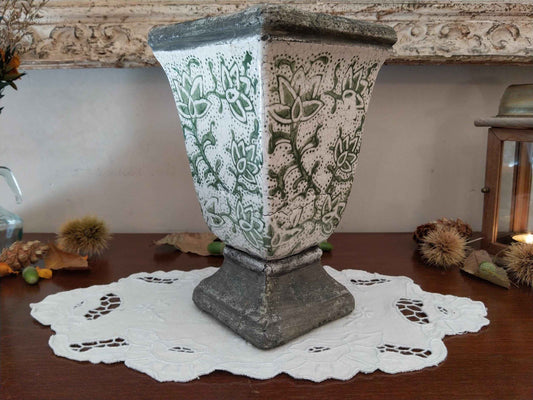 Vase ancien émaillé au style raffiné pour une décoration unique