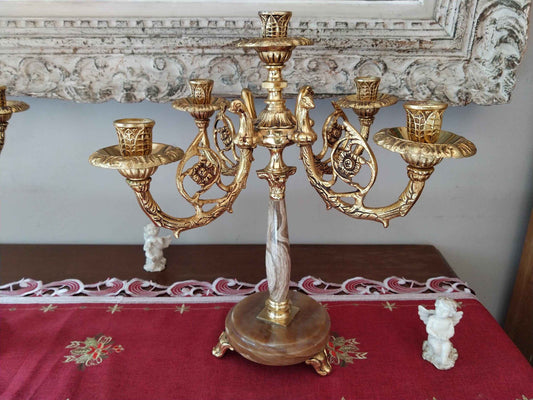 Paire de candélabres en bronze doré et onyx, style Restauration avec décor de tête d'aigle