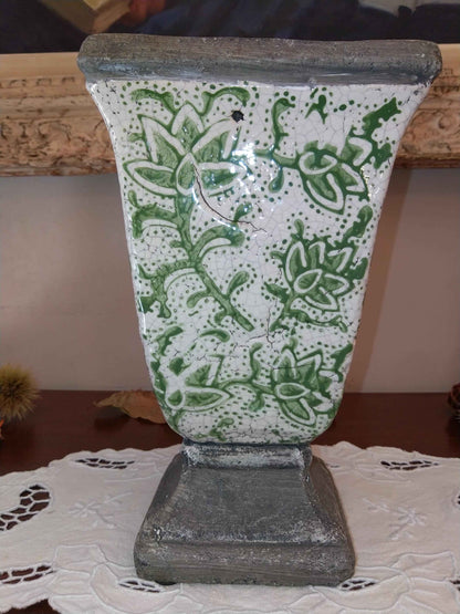 Vase ancien émaillé au style raffiné pour une décoration unique