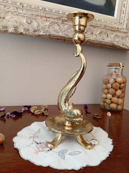 Paire de bougeoirs en bronze doré dauphins, style restauration française sculpté