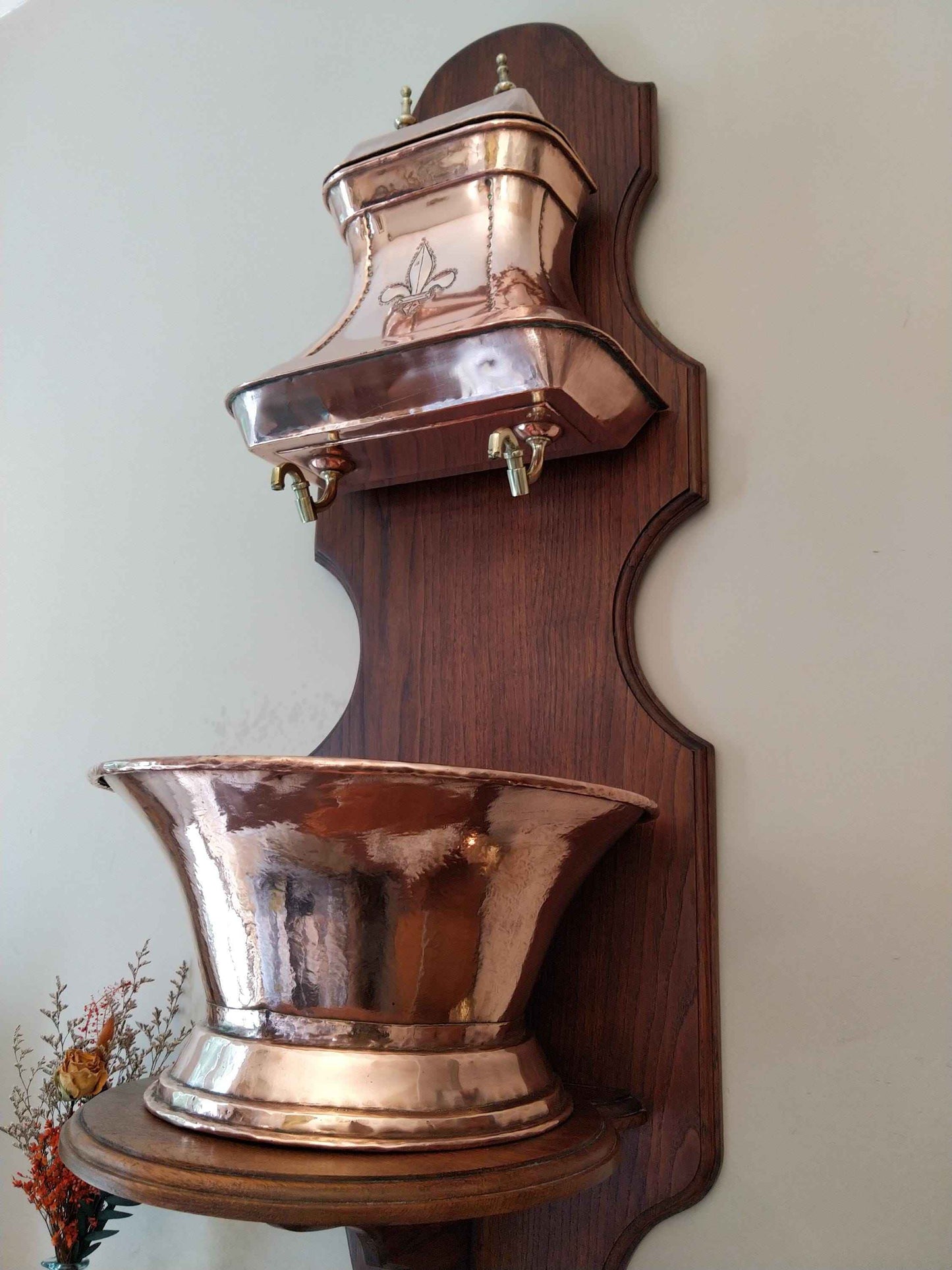 Fontaine en cuivre fleur de lys antique décorative, symbole de royauté française