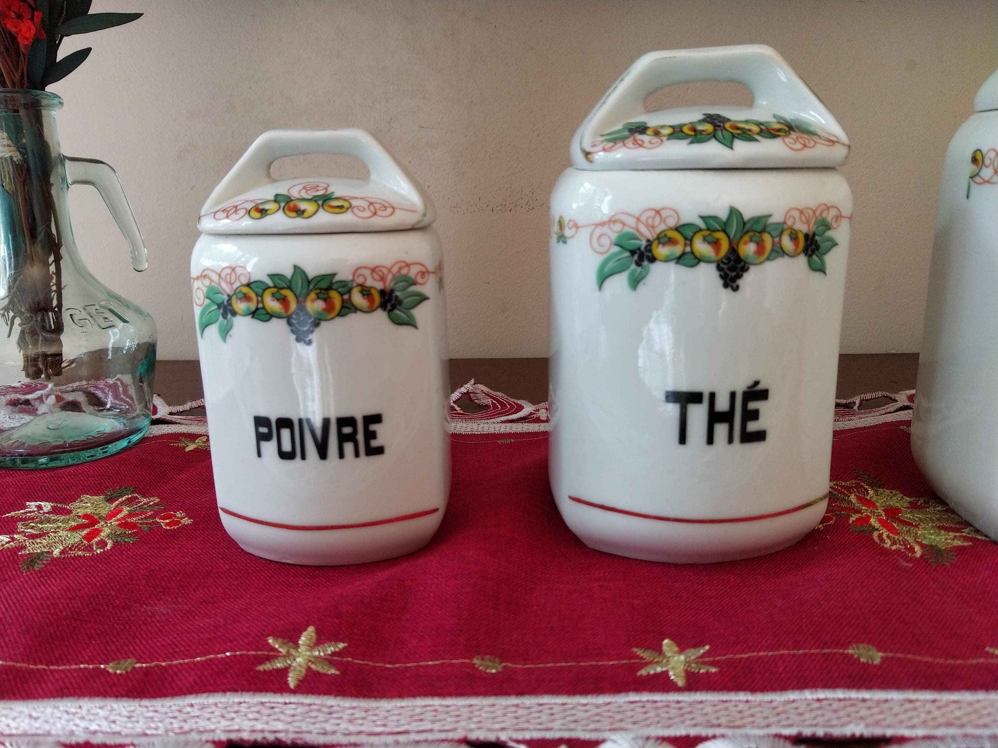 Ensemble de 6 pots à épices anciens en porcelaine avec décoration de pommes et raisins