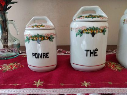 Ensemble de 6 pots à épices anciens en porcelaine avec décoration de pommes et raisins
