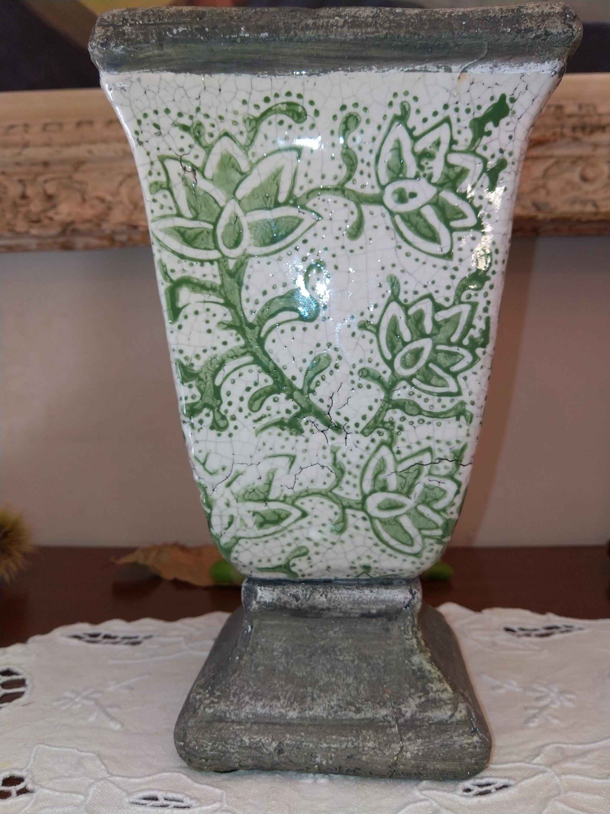 Vase ancien émaillé au style raffiné pour une décoration unique
