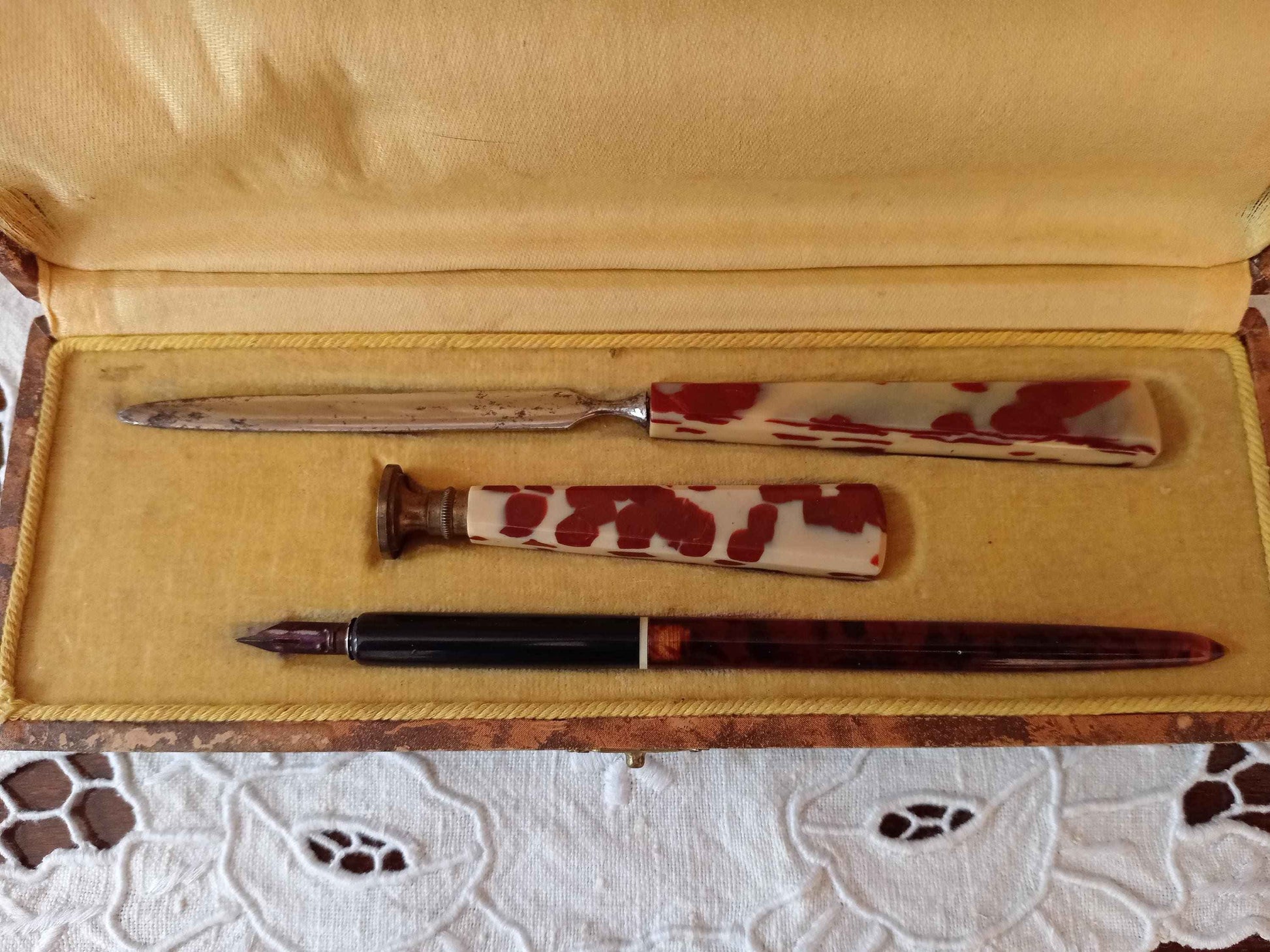 Set d'écriture vintage années 1930 : stylo plume, ouvre lettre et cachet à la cire