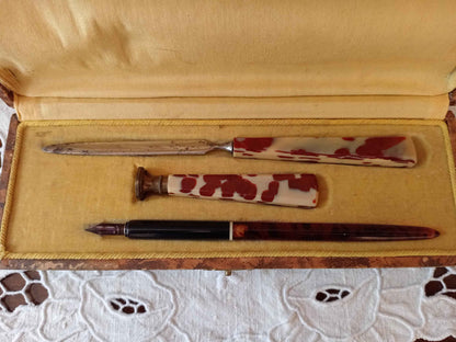 Set d'écriture vintage années 1930 : stylo plume, ouvre lettre et cachet à la cire