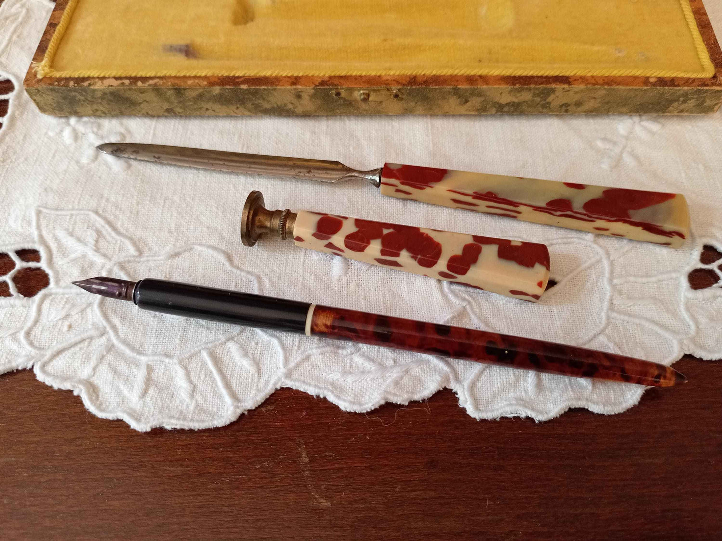 Set d'écriture vintage années 1930 : stylo plume, ouvre lettre et cachet à la cire