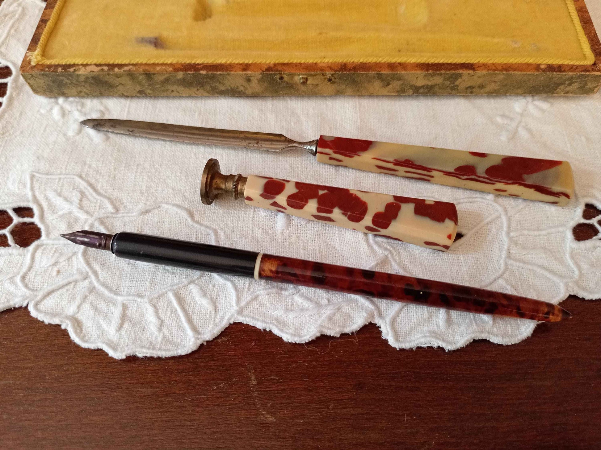 Set d'écriture vintage années 1930 : stylo plume, ouvre lettre et cachet à la cire