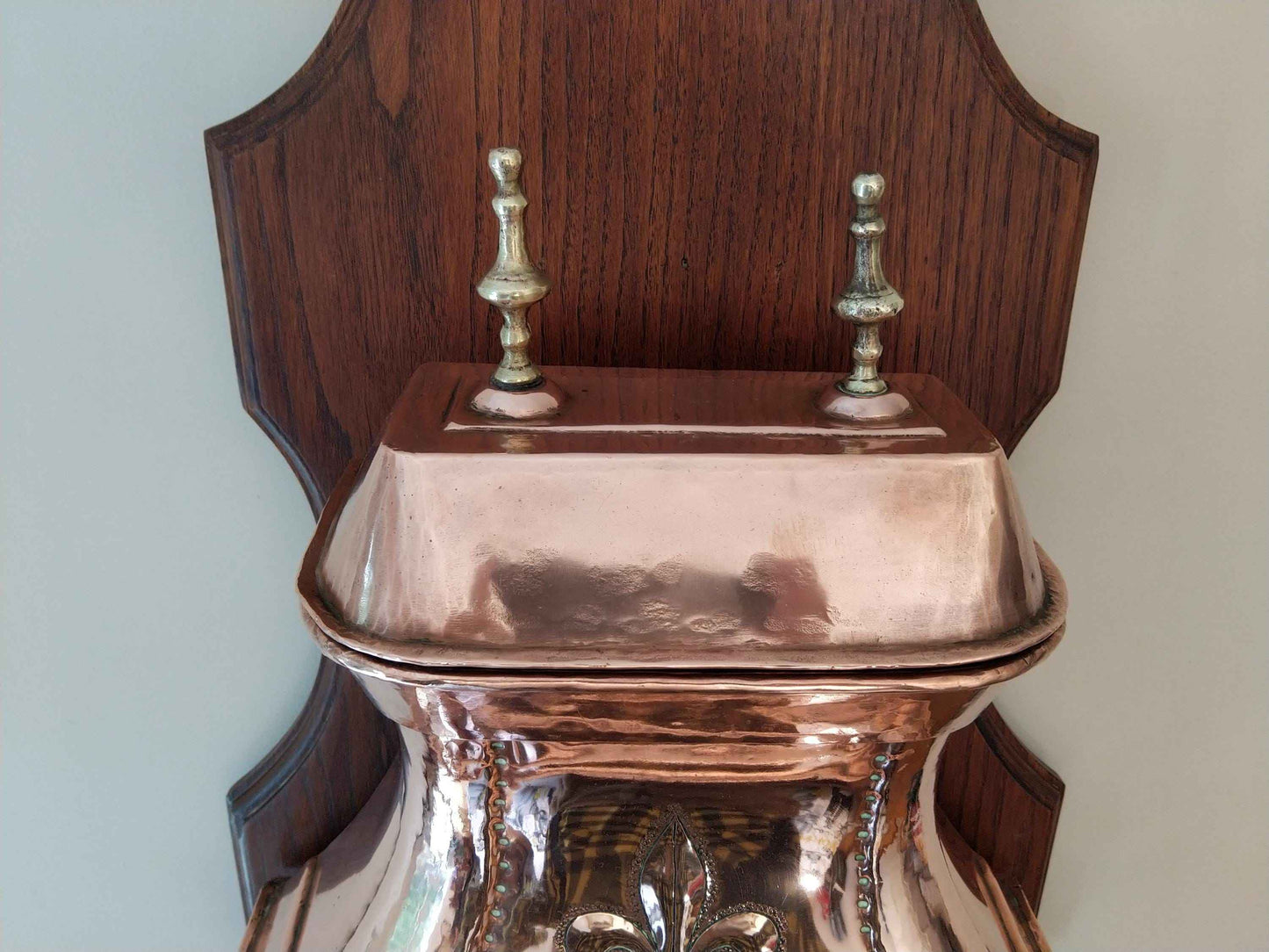 Fontaine en cuivre fleur de lys antique décorative, symbole de royauté française