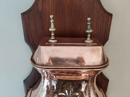 Fontaine en cuivre fleur de lys antique décorative, symbole de royauté française