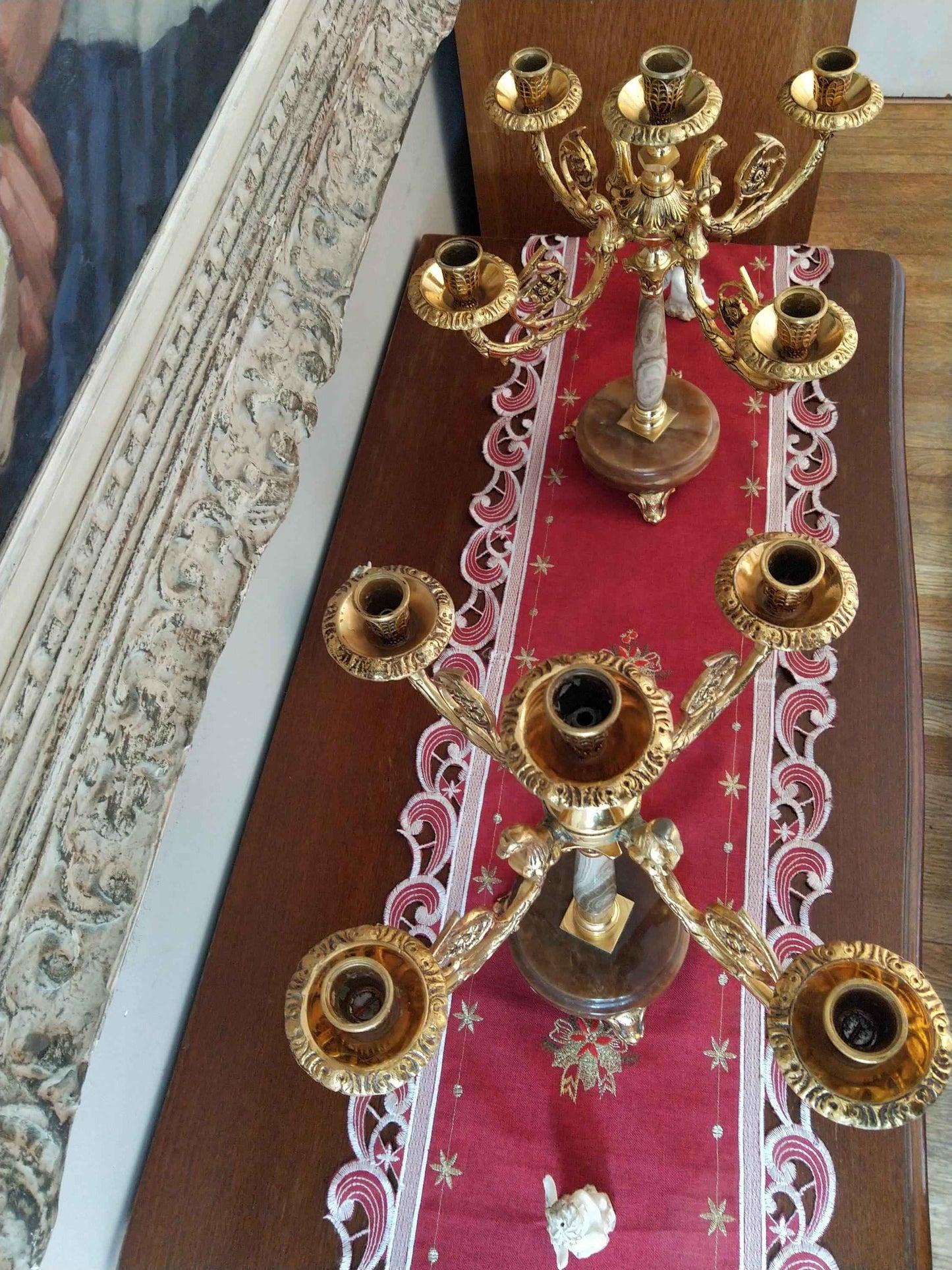 Paire de candélabres en bronze doré et onyx, style Restauration avec décor de tête d'aigle