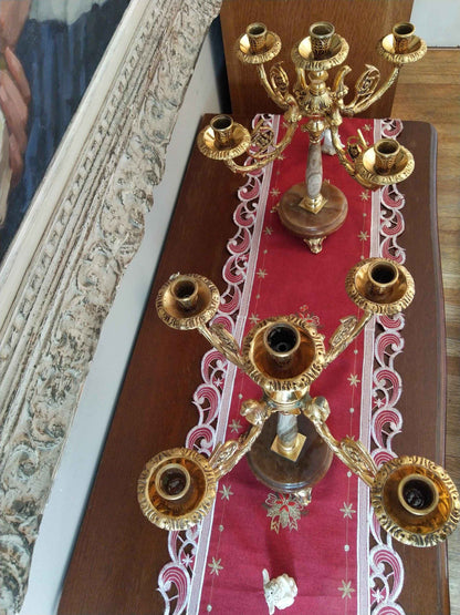 Paire de candélabres en bronze doré et onyx, style Restauration avec décor de tête d'aigle