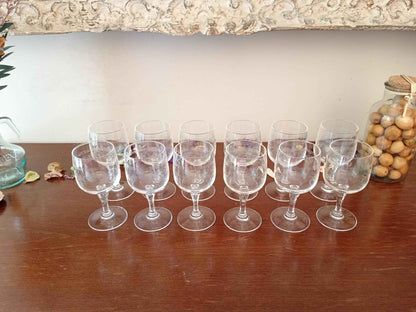 Lot de 12 verres à vin gravés cristal d'Arques modèle Matignon années 70