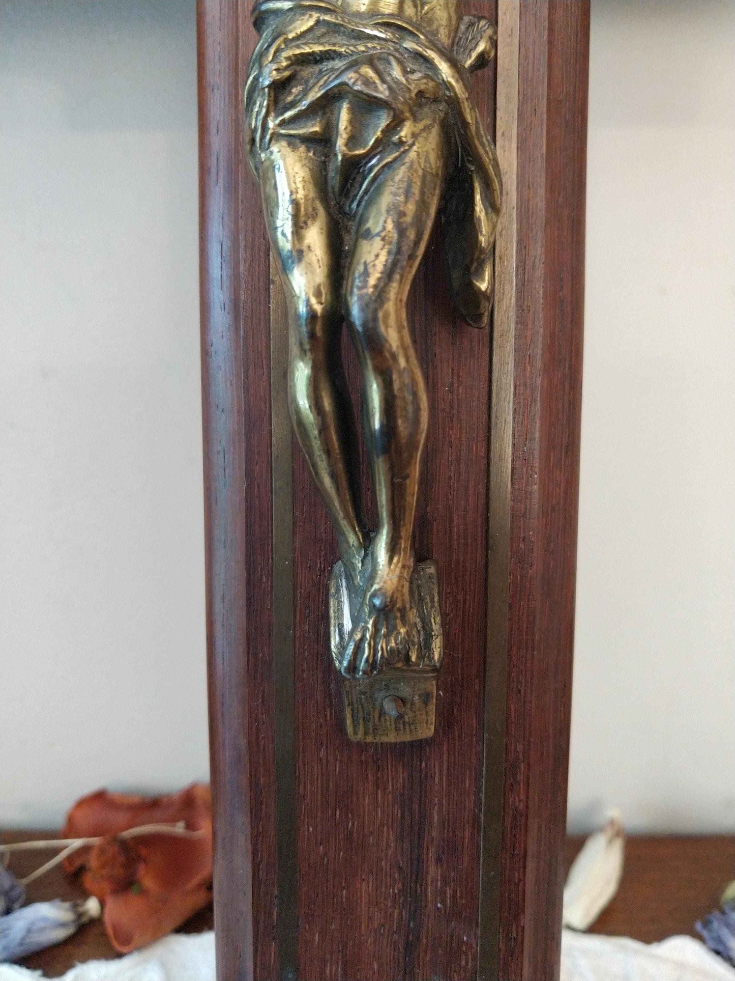 Crucifix ancien en bois et métal doré avec bénitier vintage des années 50